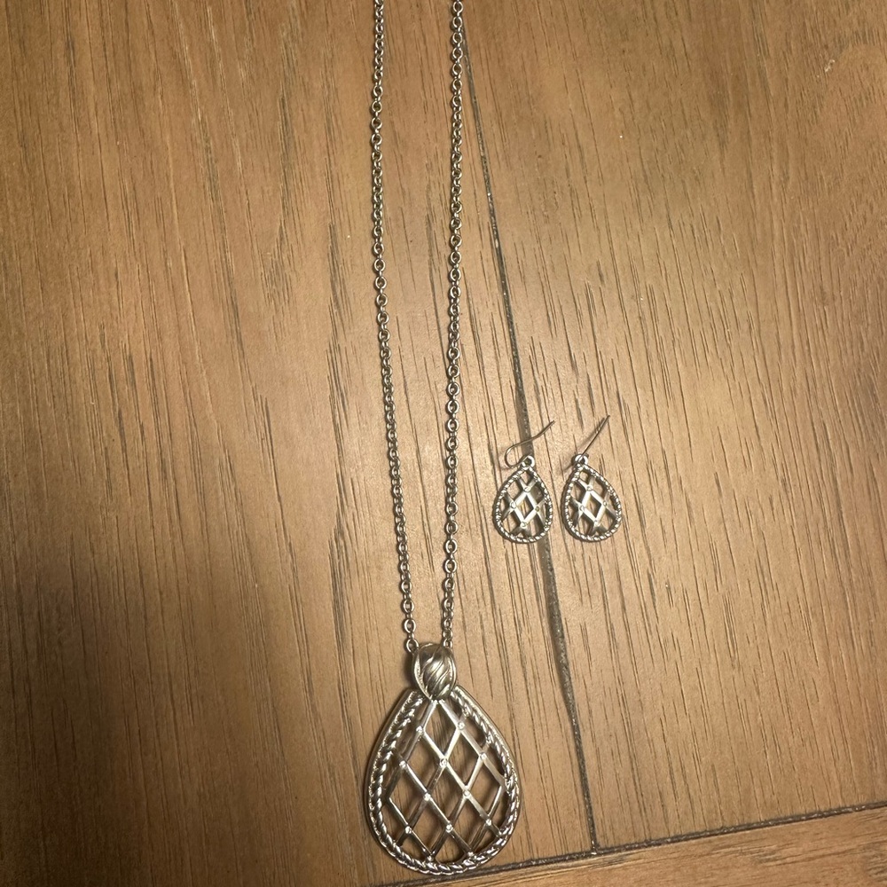 Elegant Silver Necklace and Earring Set